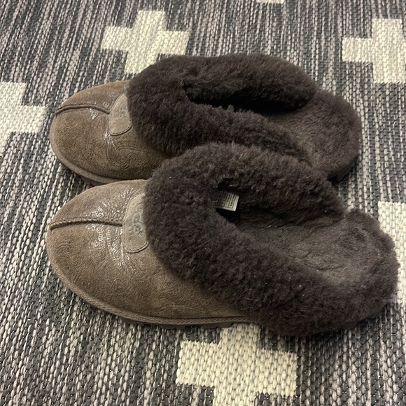 Ugg Slippers Size 5 Brown - Picture 2 of 5